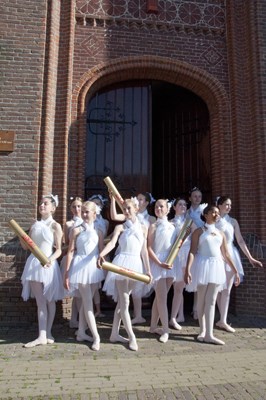 alle duiven voor de kerkdeur