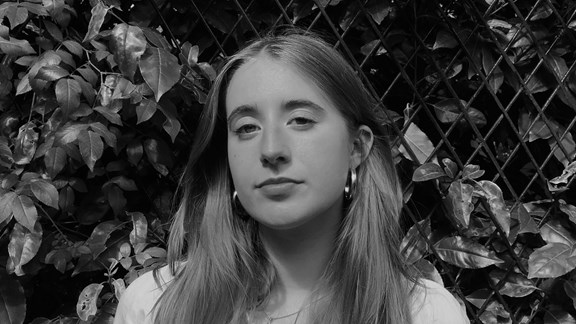 Docent dans Isa geeft op zaterdag en op maandag les...